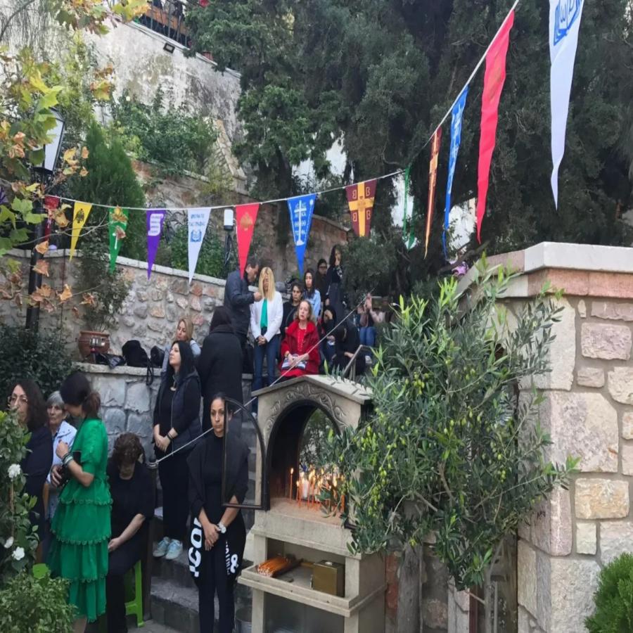 Κοσμοσυρροή στους Αγίους Ισιδώρους: «Για μας είσαι ο Άγιος Δημήτριος του Λυκαβηττού»