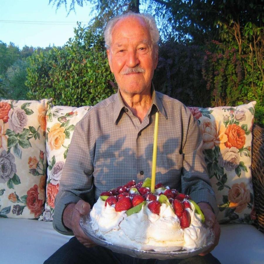 Είναι 100 χρονών και τα έχει 400: Ο κ. Πέτρος και η εγγονή που τον έκανε διάσημο στα κοινωνικά δίκτυα