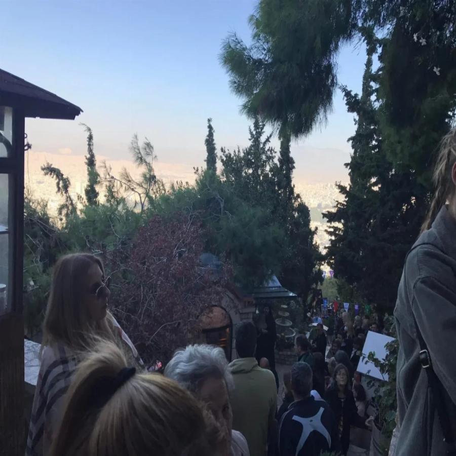 Κοσμοσυρροή στους Αγίους Ισιδώρους: «Για μας είσαι ο Άγιος Δημήτριος του Λυκαβηττού»