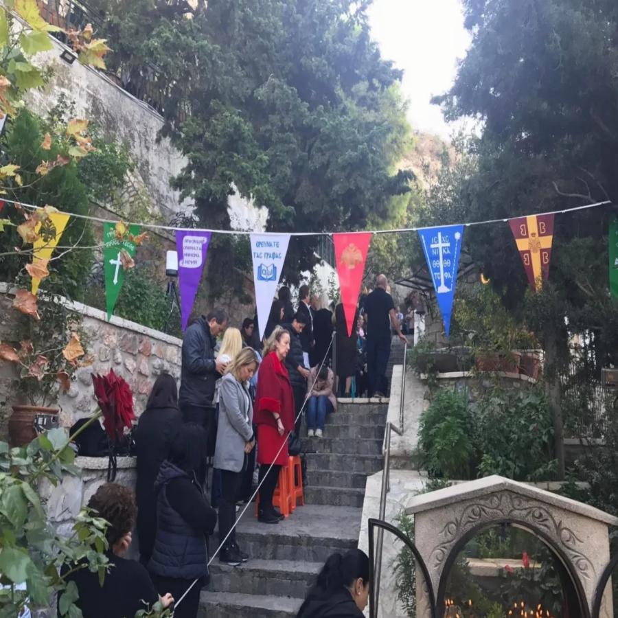 Κοσμοσυρροή στους Αγίους Ισιδώρους: «Για μας είσαι ο Άγιος Δημήτριος του Λυκαβηττού»