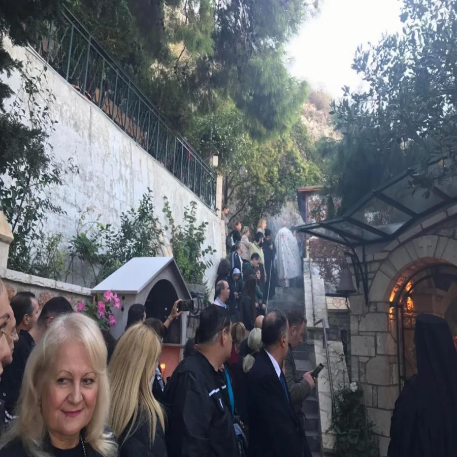 Κοσμοσυρροή στους Αγίους Ισιδώρους: «Για μας είσαι ο Άγιος Δημήτριος του Λυκαβηττού»