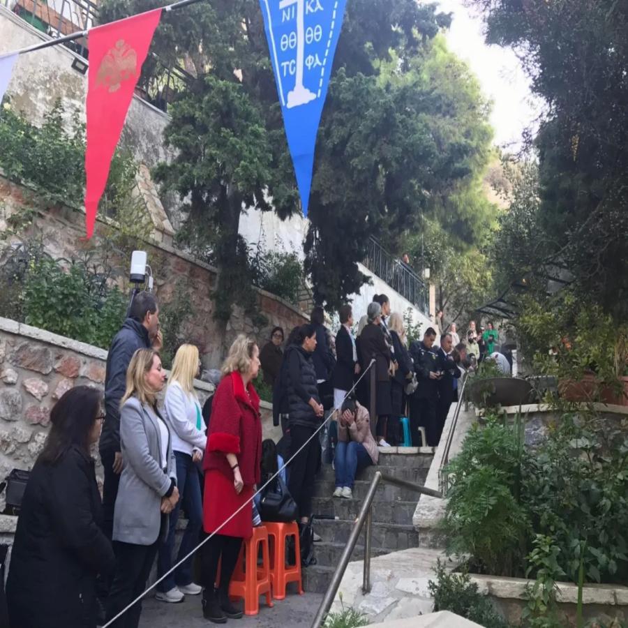 Κοσμοσυρροή στους Αγίους Ισιδώρους: «Για μας είσαι ο Άγιος Δημήτριος του Λυκαβηττού»