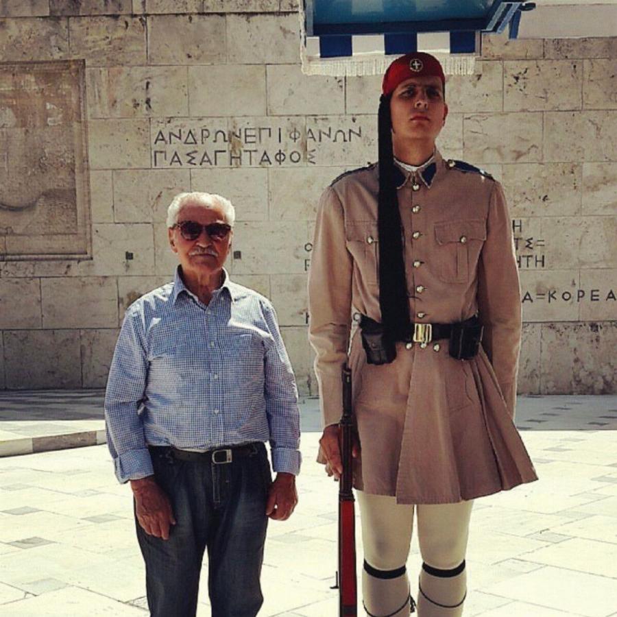 Είναι 100 χρονών και τα έχει 400: Ο κ. Πέτρος και η εγγονή που τον έκανε διάσημο στα κοινωνικά δίκτυα