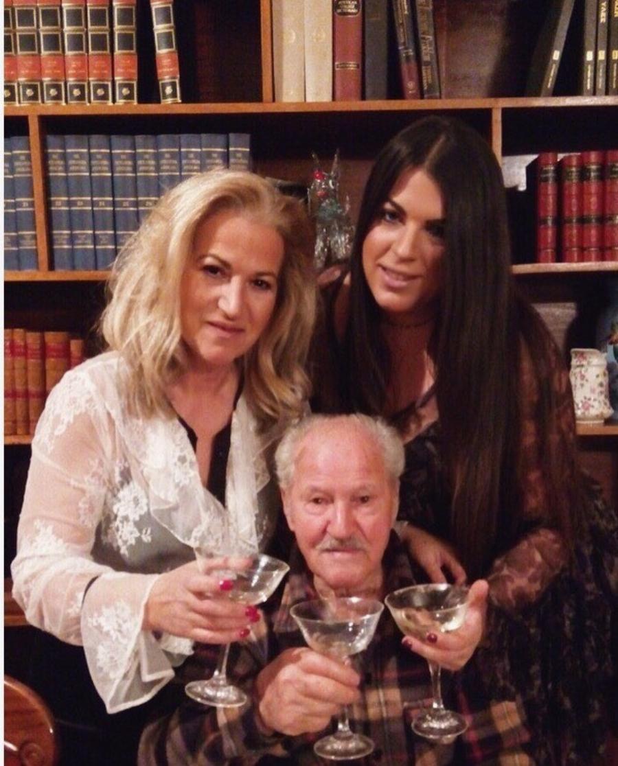 Είναι 100 χρονών και τα έχει 400: Ο κ. Πέτρος και η εγγονή που τον έκανε διάσημο στα κοινωνικά δίκτυα