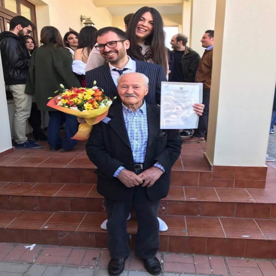 Είναι 100 χρονών και τα έχει 400: Ο κ. Πέτρος και η εγγονή που τον έκανε διάσημο στα κοινωνικά δίκτυα