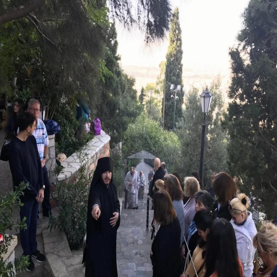 Κοσμοσυρροή στους Αγίους Ισιδώρους: «Για μας είσαι ο Άγιος Δημήτριος του Λυκαβηττού»