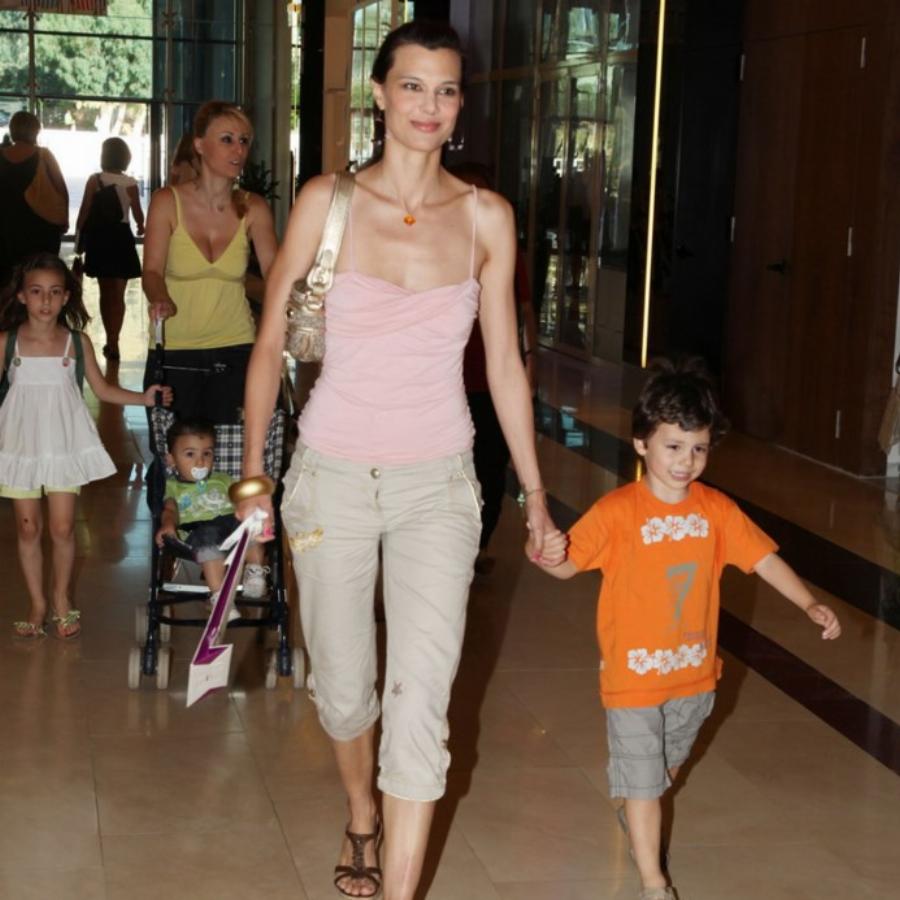 Δίμετρη θεά στα 44 της: Η Μις Ευρώπη 1997 Ισαβέλλα Δάρρα σήμερα είναι πιο λαμπερή από ποτέ