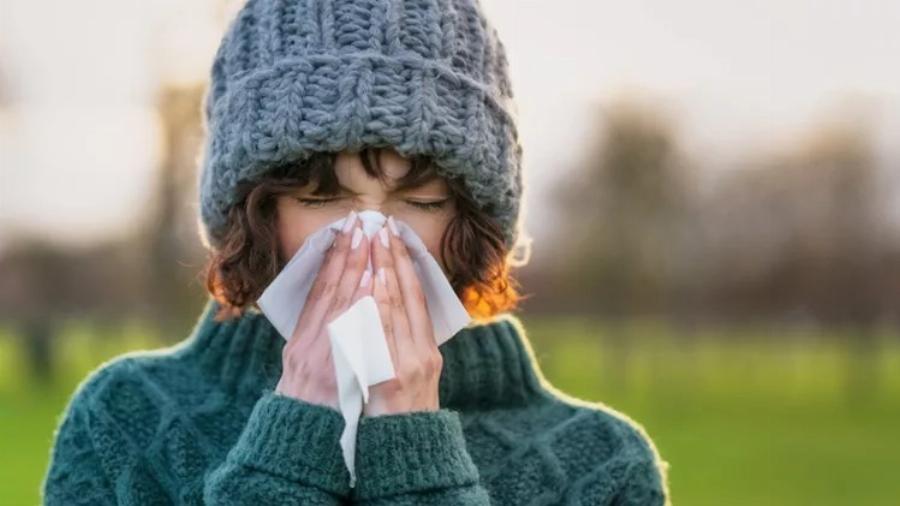 Τώρα που χειμωνιάζει: 9 έξυπνοι και απλοί τρόποι για να σταματήσετε το κρυολόγημα μόλις το νιώσετε ότι ξεκινάει