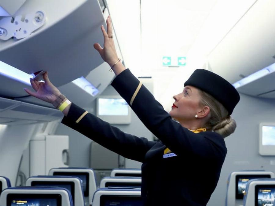 “Και δεν είναι η τουαλέτα”: Πρώην αεροσυνοδός προειδοποιεί για τη μεγάλη «εστία μικροβίων» στο αεροπλάνο