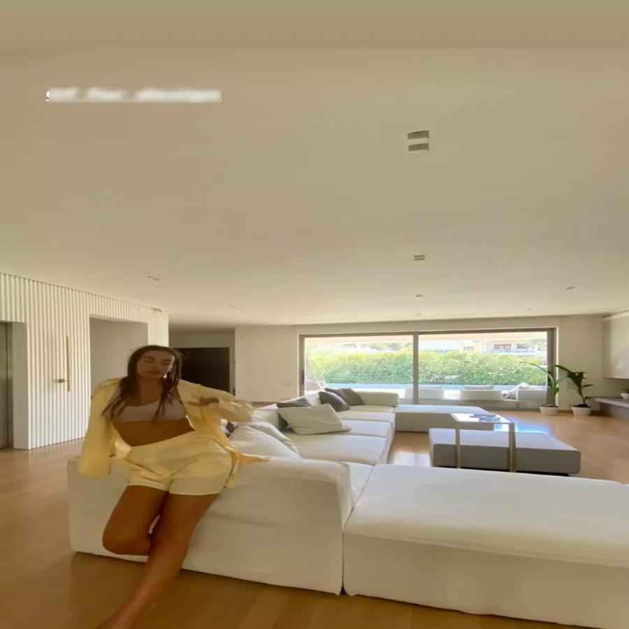 Το πιο όμορφο σαλόνι, είναι αυτό της Ελένης Φουρέιρα: Ο τεράστιος λευκός καναπές, οι μπεζ τοίχοι και η μίνιμαλ διακόσμηση