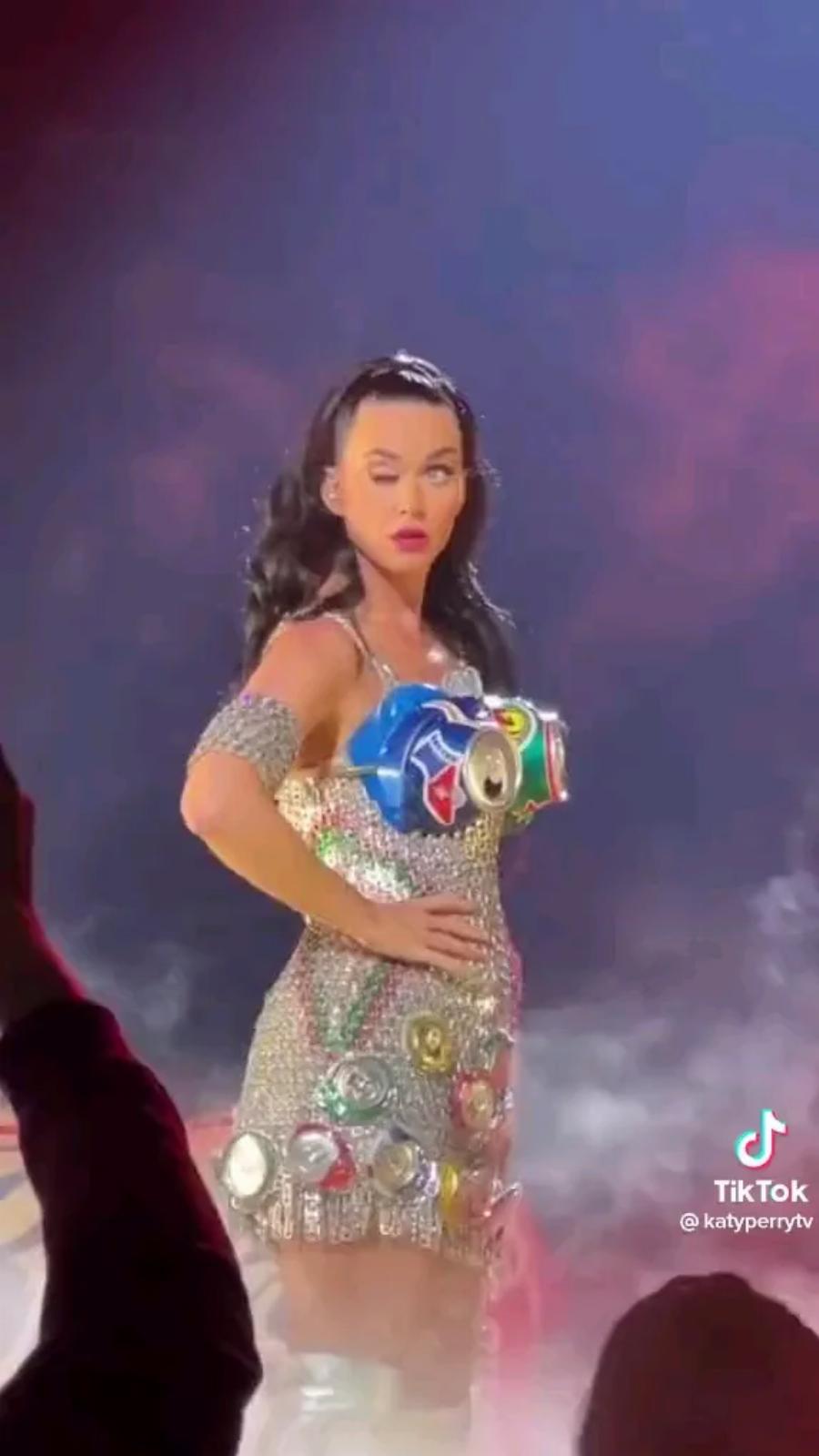 Όλο το διαδίκτυο μιλάει για την Katy Perry: Η στιγμή που πέφτει το βλέφαρό της σε συναυλία