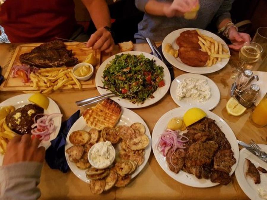 Οδηγίες για τσαμπατζίδες: Πως θα ξεχωρίσεις τον «κλασσικό τσιγκούνη» στην ταβέρνα με την παρέα