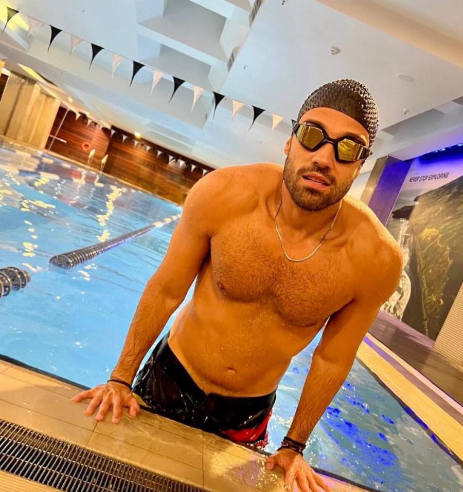 Ο Κωνσταντίνος Αργυρός πόζαρε με μαγιό σε πισίνα και οι θαυμάστριές του… έμειναν με το στόμα ανοιχτό