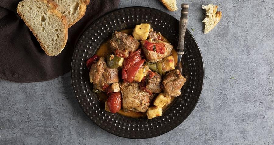 Γκιούλμπασι: Η λαχταριστή συνταγή για να γίνει το κρέας λουκούμι, με κεφαλοτύρι και λαχανικά