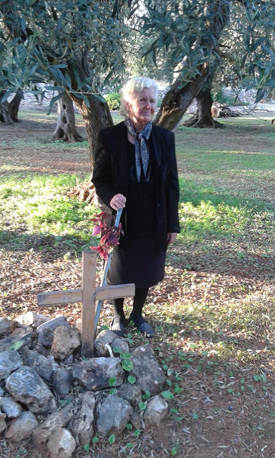 «Η Κυρά της Χειμάρρας»: Οι αναμνήσεις της γυναίκας που προστάτεψε και φροντίζει τους τάφους έξι Ελλήνων που σκοτώθηκαν το 1941