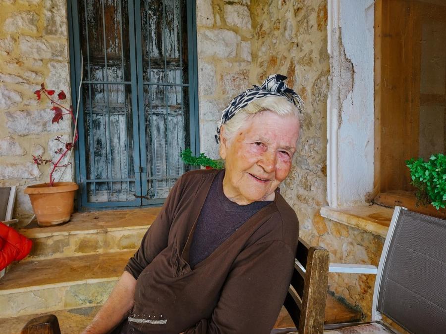 «Η Κυρά της Χειμάρρας»: Οι αναμνήσεις της γυναίκας που προστάτεψε και φροντίζει τους τάφους έξι Ελλήνων που σκοτώθηκαν το 1941