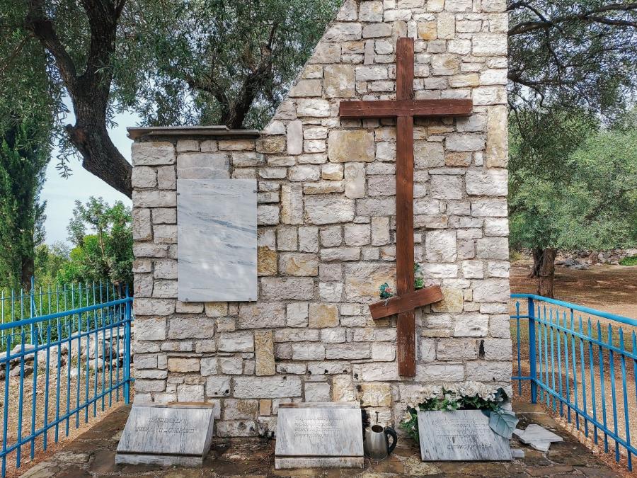 «Η Κυρά της Χειμάρρας»: Οι αναμνήσεις της γυναίκας που προστάτεψε και φροντίζει τους τάφους έξι Ελλήνων που σκοτώθηκαν το 1941