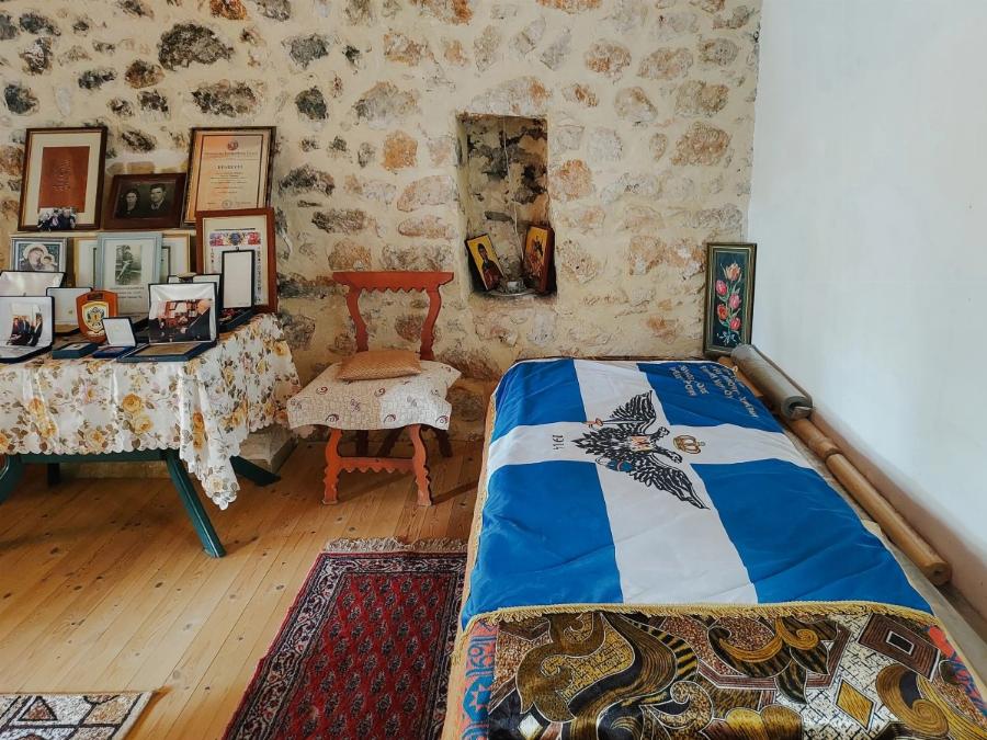 «Η Κυρά της Χειμάρρας»: Οι αναμνήσεις της γυναίκας που προστάτεψε και φροντίζει τους τάφους έξι Ελλήνων που σκοτώθηκαν το 1941