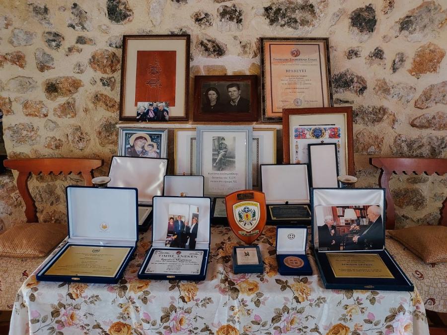 «Η Κυρά της Χειμάρρας»: Οι αναμνήσεις της γυναίκας που προστάτεψε και φροντίζει τους τάφους έξι Ελλήνων που σκοτώθηκαν το 1941