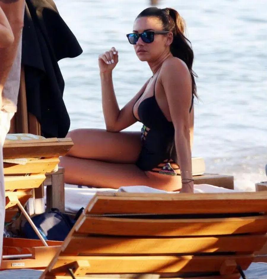 Μια από τις ομορφότερες Ελληνίδες: Η πόζα της Χριστίνας Μουστάκα με το μαγιό που είχε μοιράσει εγκεφαλικά ακόμα και στους ράδιο αρβύλα