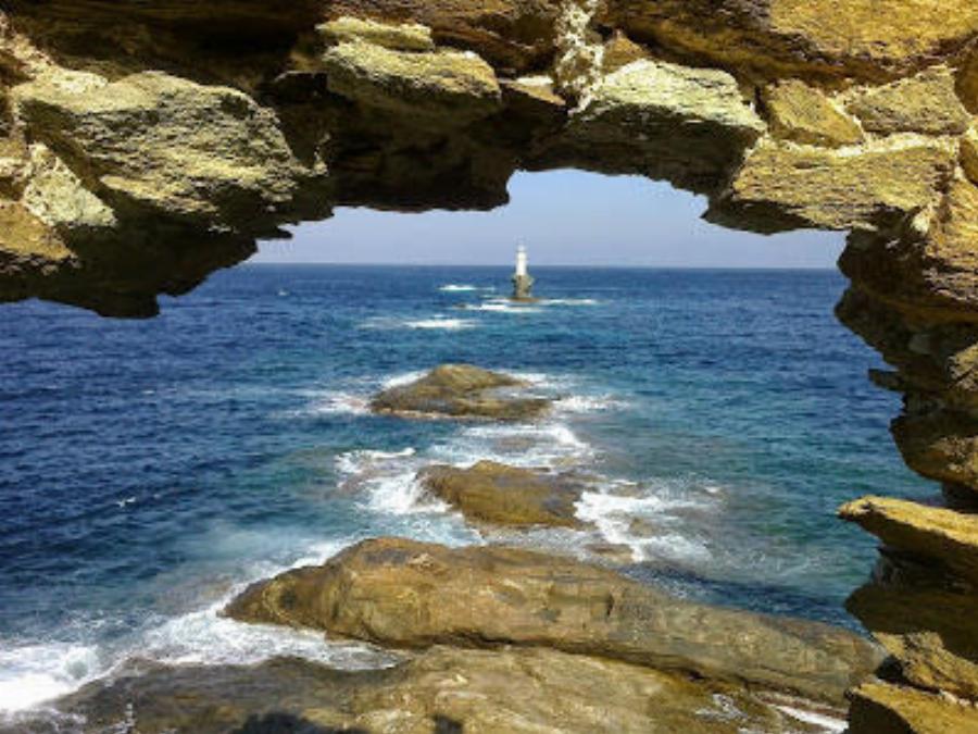 Κόβει την ανάσα: Στην Ελλάδα έχουμε τον ωραιότερο φάρο του κόσμου και βρίσκεται στην Άνδρο