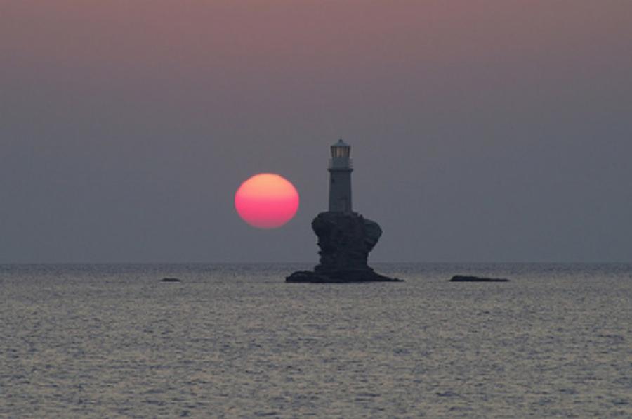 Κόβει την ανάσα: Στην Ελλάδα έχουμε τον ωραιότερο φάρο του κόσμου και βρίσκεται στην Άνδρο