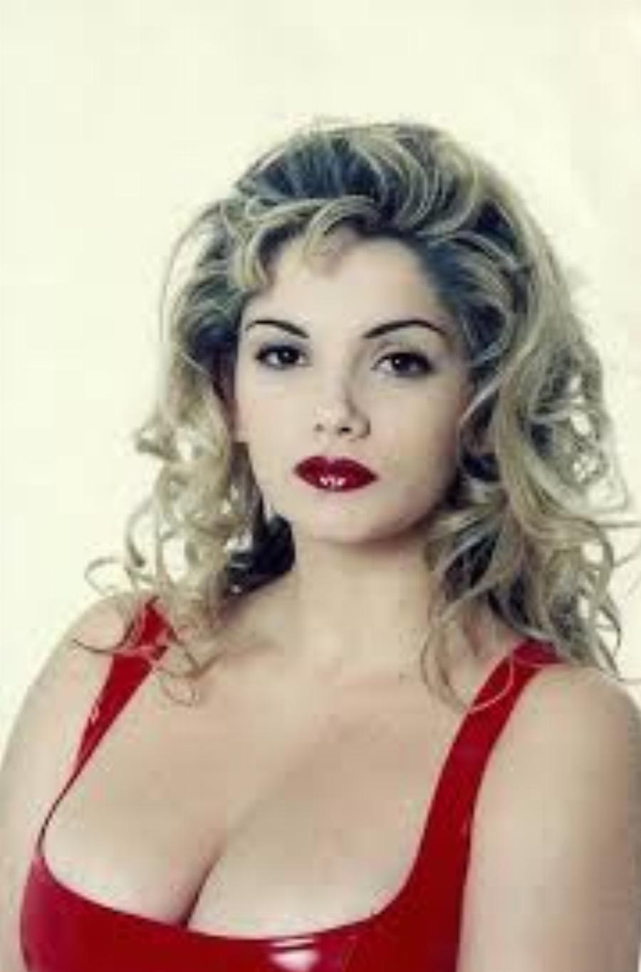 Καθηγήτρια γαλλικών, με μαύρο μαλλί και ακαταμάχητη γοητεία: Έτσι είναι σήμερα η Πέπη Τσεσμελή