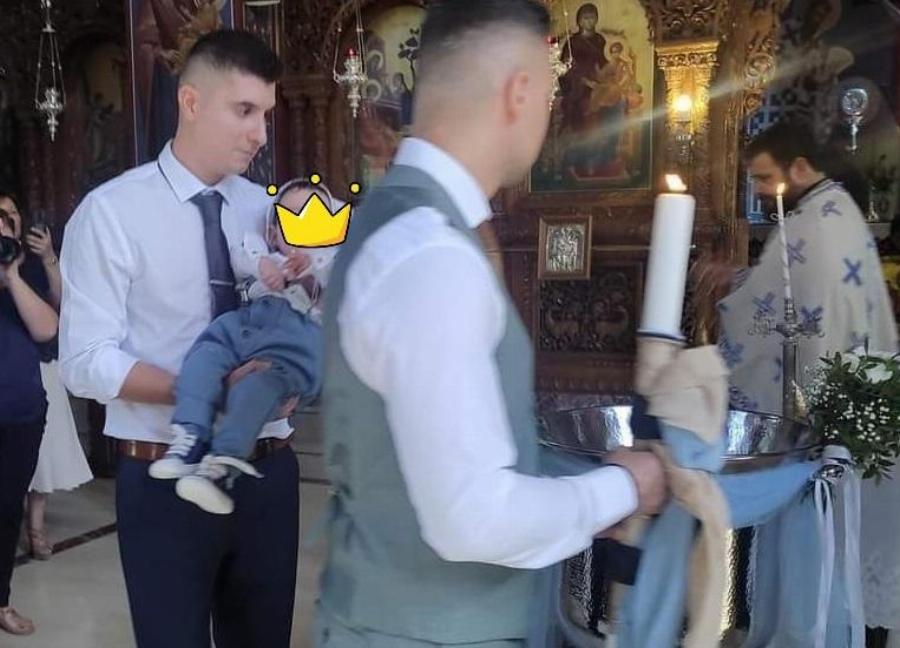 Βάφτιση σαν παραμύθι: Νονοί του μωρού οι δύο αστυνομικοί που το έσωσαν στον περασμένο απίστευτο χιονιά που έπληξε την Αττική