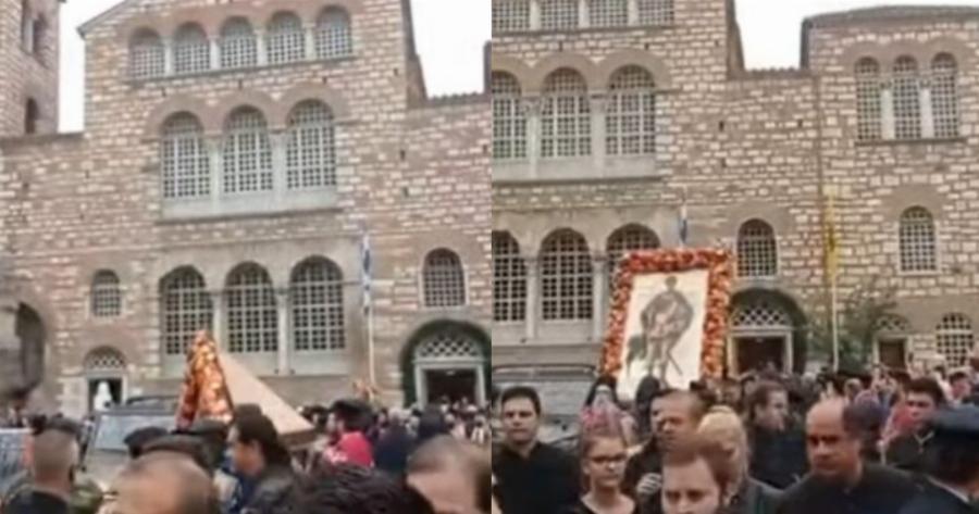 Ευτράπελο με την περιφορά της εικόνας του Αγίου Δημητρίου: Βίντεο από τη Θεσσαλονίκη