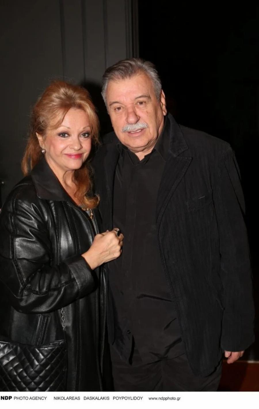 Μετά από 48 χρόνια και δύο παιδιά δεν άλλαξε τίποτα: Η γοητευτική σύζυγος του Τάσου Χαλκιά που στέκεται διακριτικά στο πλευρό του