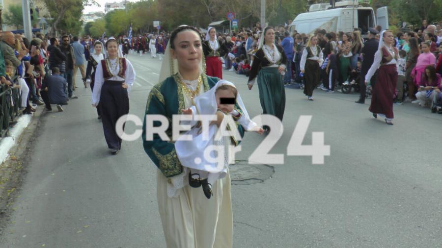 Μητέρες παρέλασαν την 28η Οκτωβρίου με τα μωρά στην αγκαλιά τους και καταχειροκροτήθηκαν