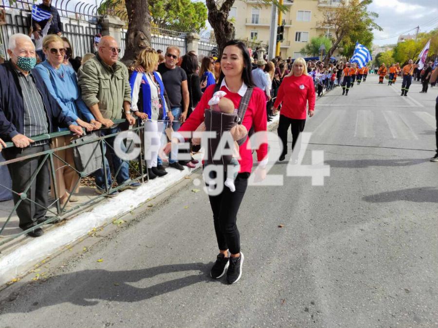 Μητέρες παρέλασαν την 28η Οκτωβρίου με τα μωρά στην αγκαλιά τους και καταχειροκροτήθηκαν