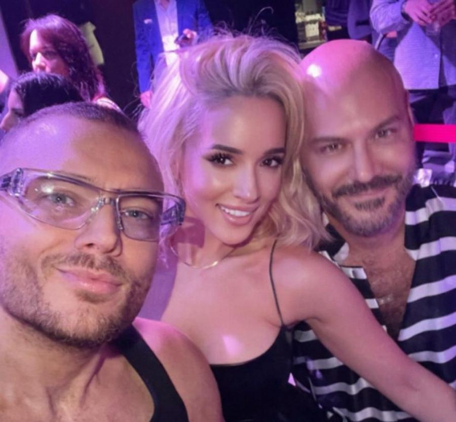 Σχεδόν δεν την αναγνωρίσαμε: Η Καλομοίρα έγινε ξανθιά, έκανε μπότοξ και φούσκωσε τα χείλη της