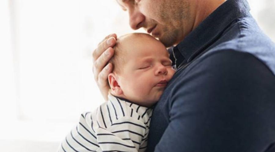 Γλυκός σύζυγος και υπέροχος πατέρας: Ξυπνάει καθημερινά από τα χαράματα για να φροντίσει το μωρό και να ξεκουράσει τη γυναίκα του