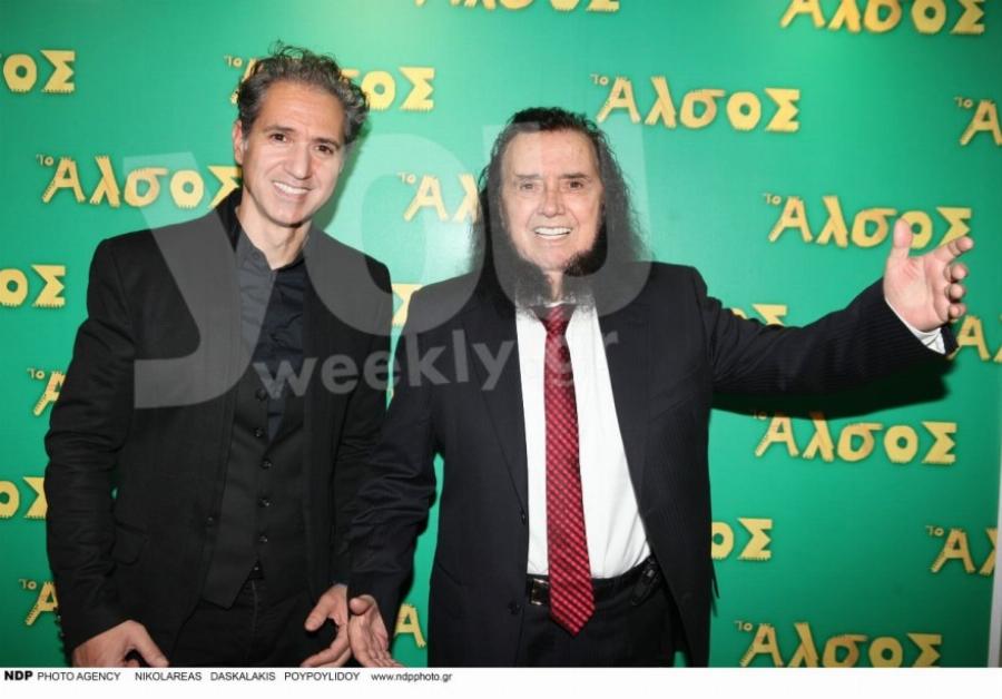 Μοιάζουν σαν δυο σταγόνες νερό: Αυτός είναι ο γιος του Σταμάτη Κόκοτα από τον πρώτο του γάμο, με ίδια μάτια και χαμόγελο