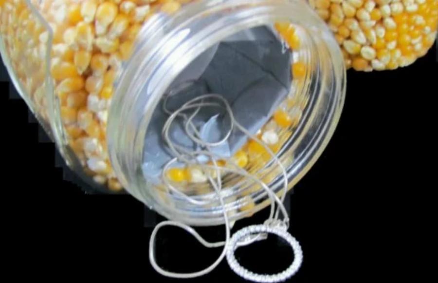 Θα ψάχνουν για ώρες: Οι 7 ασφαλείς κρυψώνες για τα χρήματα και τα κοσμήματά σας για να ξεγελάσετε τους κλέφτες