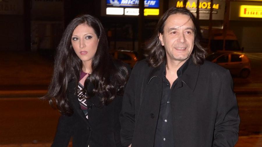 Γιάννης Κότσιρας: Η βελούδινη φωνή, ο γάμος «κεκλεισμένων των θυρών», τα 2 παιδιά και το πένθος που τον τσάκισε