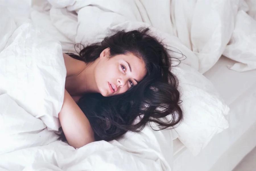 Κατάλευκο και ονειρεμένο: Αυτό είναι το μίνιμαλ σπίτι της Μαρίας Κορινθίου και του Γιάννη Αϊβάζη