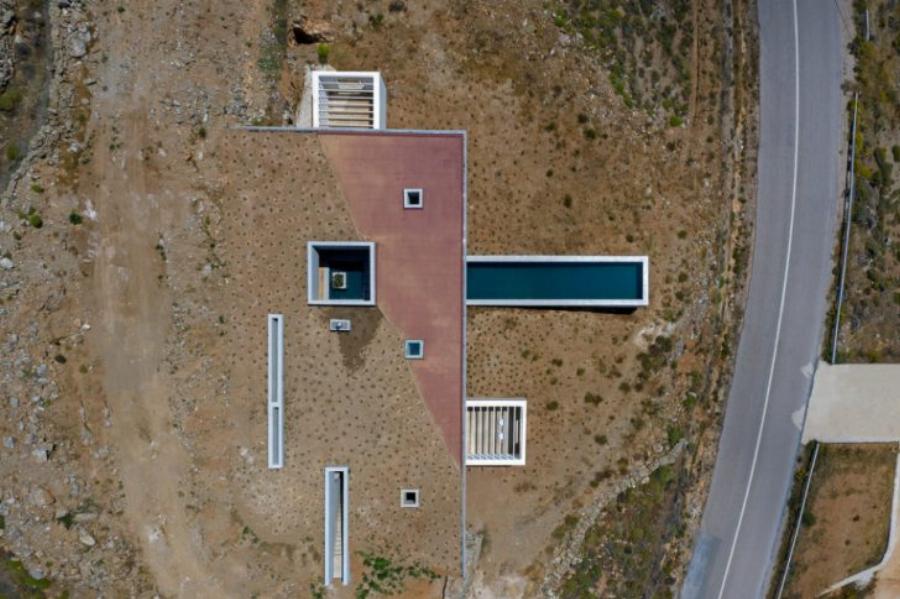 Υπερπολυτελής βίλα στην Τήνο σαρώνει κάθε βραβείο και αφήνει τους πάντες με το στόμα ανοιχτό χάρη στην αρχιτεκτονική της