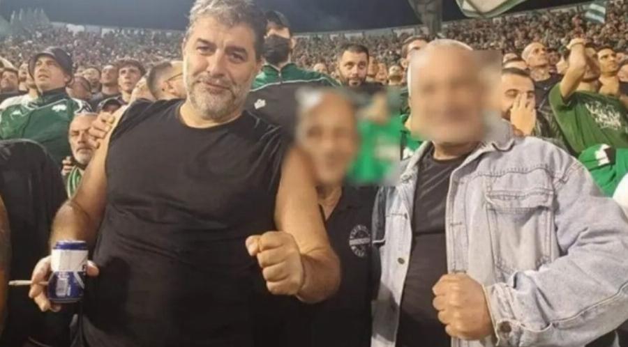 Άντρας παλαιάς κοπής: O Βασίλης Μπισμπίκης με κουτάκι μπύρας στο χέρι και τσιγάρο σε ποδοσφαιρικό αγώνα