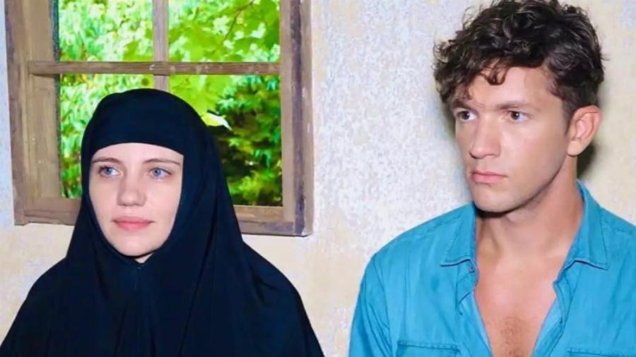 Ο Έλληνας Βενσάν Κασέλ: Ο Μιχαήλ Ταμπακάκης που κλέβει καρδιές και έχει ταλέντο