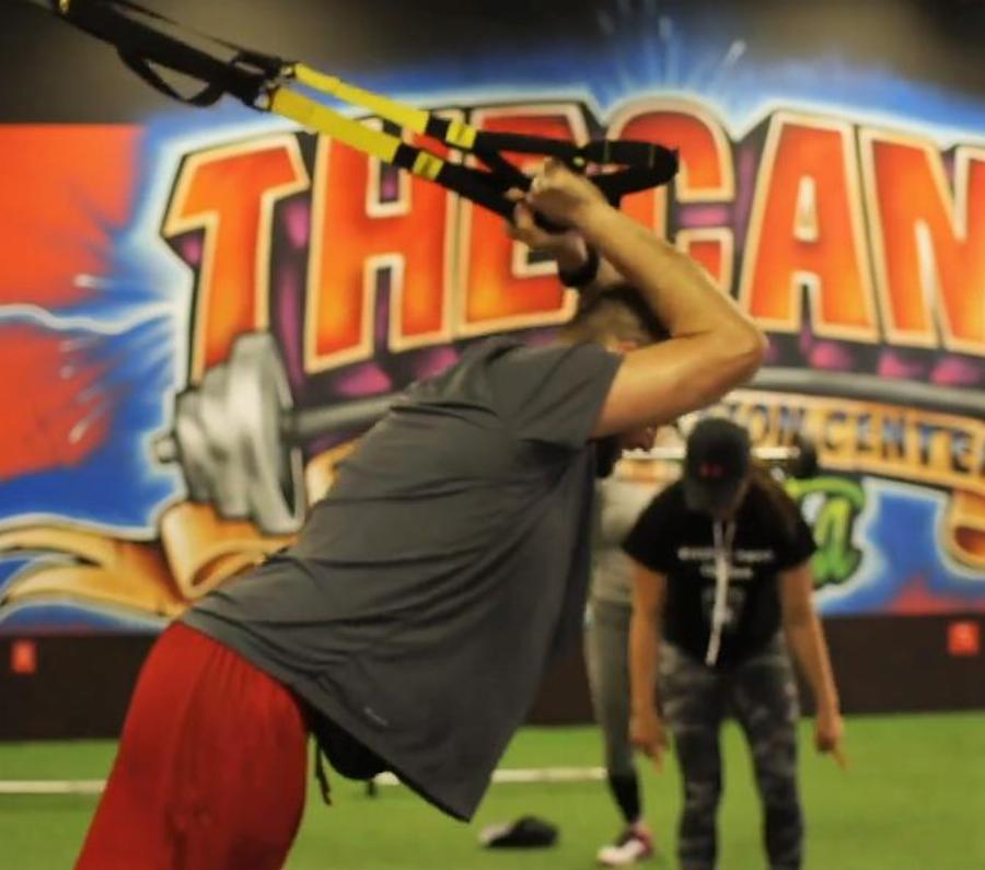 Σύγκλονίζει με τη ιστορία του: Άνδρας έβαλε στόχο, έχασε 140 κιλά, έγινε ένας κούκλος και παντρεύτηκε την παιδική του αγάπη