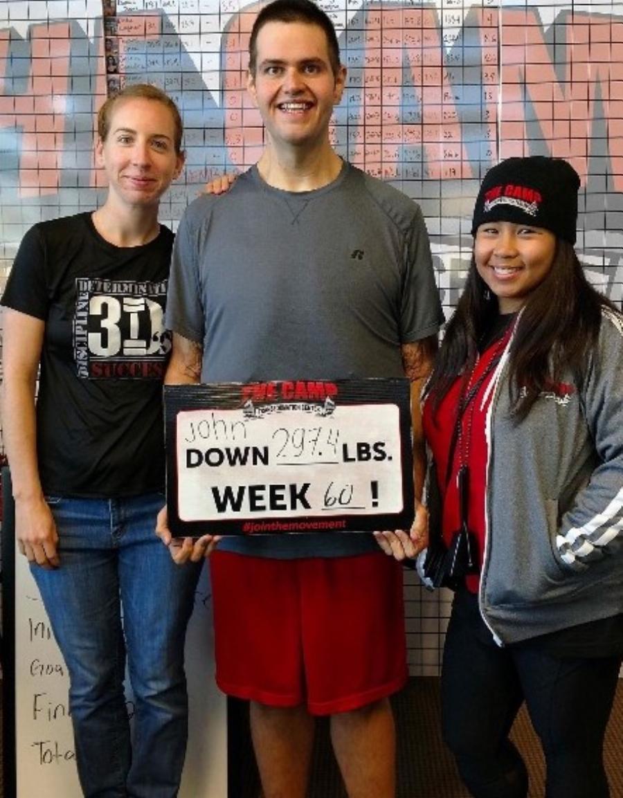 Σύγκλονίζει με τη ιστορία του: Άνδρας έβαλε στόχο, έχασε 140 κιλά, έγινε ένας κούκλος και παντρεύτηκε την παιδική του αγάπη