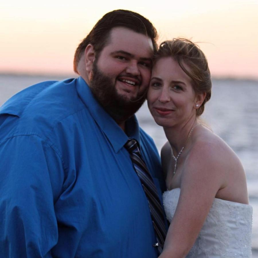 Σύγκλονίζει με τη ιστορία του: Άνδρας έβαλε στόχο, έχασε 140 κιλά, έγινε ένας κούκλος και παντρεύτηκε την παιδική του αγάπη