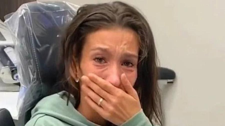 Απέκτησε και πάλι το χαμόγελό της: Έχασε όλα τα δόντια της από τις καταχρήσεις και ένας οδοντίατρος την μεταμόρφωσε