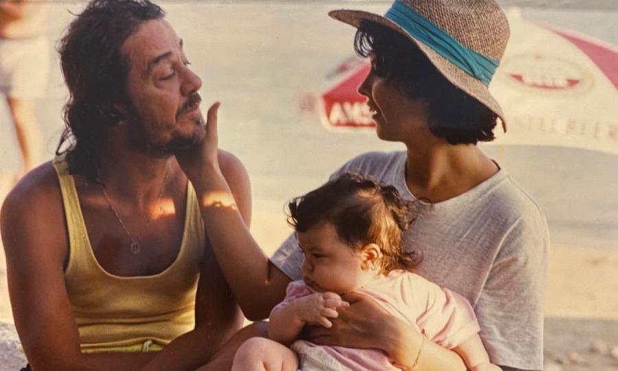 Σοφία Αλιμπέρτη: Η επιτυχία στα 90’s, η θυελλώδης σχέση με τον Πάριο, ο δύσκολος χωρισμός και η απομόνωση από την δημοσιότητα