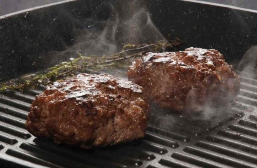 Το κόλπο μαγειρικής για να μην σας διαλύονται τα μπιφτέκια κατα το ψήσιμο