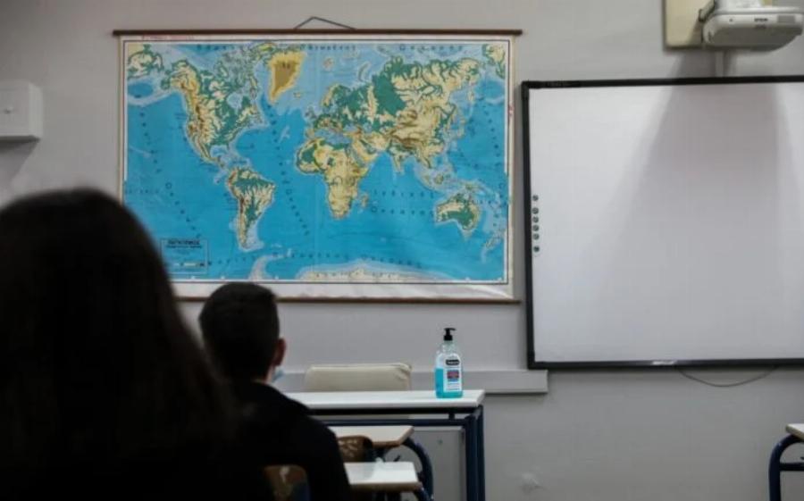 Αντιδράσεις για την εκπαιδευτικό στη Σαντορίνη που διδάσκει με ένα μωρό 20 μηνών στην αγκαλιά της