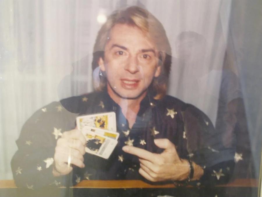 Νίκος Χορταρέας: Ο αστρολόγος – μέντιουμ με τις μεταμεσονύκτιες επομπές και το «κλικ» που τον έκανε να στραφεί στο Θεό