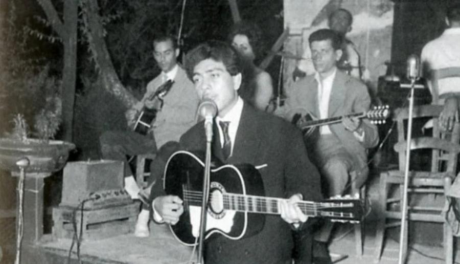 Μανώλης Αγγελόπουλος: Ο «βασιλιάς των τσιγγάνων» που γεννήθηκε σε τσαντίρι και έφυγε στα 50 του με 100.000 κόσμο στην κηδεία του